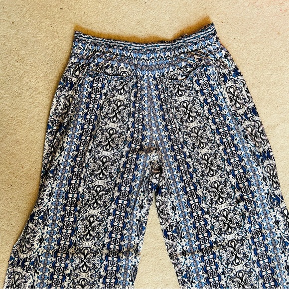 Guess Patterned Flared Pants with Front Ties - Picture 4 of 4